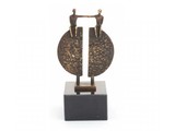 Tema de Escultura "Bridging" ca. 15 cm de alto (incl. Base)