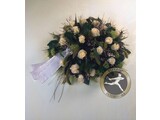 Rouwarrangement met witte rozen