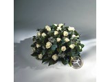 Rouwarrangement met gipskruid en witte rozen