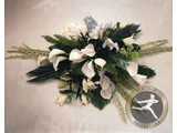 Rouwarrangement met witte lelies