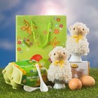 Collectie goedkope Paas attenties 2017 │ Paas attenties "Keep me Warm" in een vrolijk gedecoreerde gevulde Paas tas