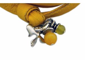 Nonsense Label Yellow 1 | Leren wikkelarmband