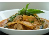 Curry vermelho com brotos de bambu e de frango
