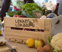 Kistje met groente, fruit, zuivel, brood, vlees, kaas, eieren en regionale delicatessen