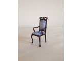 AM029 walnoten stoel met armleuning, licht blauw velours bekleed. AFM 10x4x4 cm