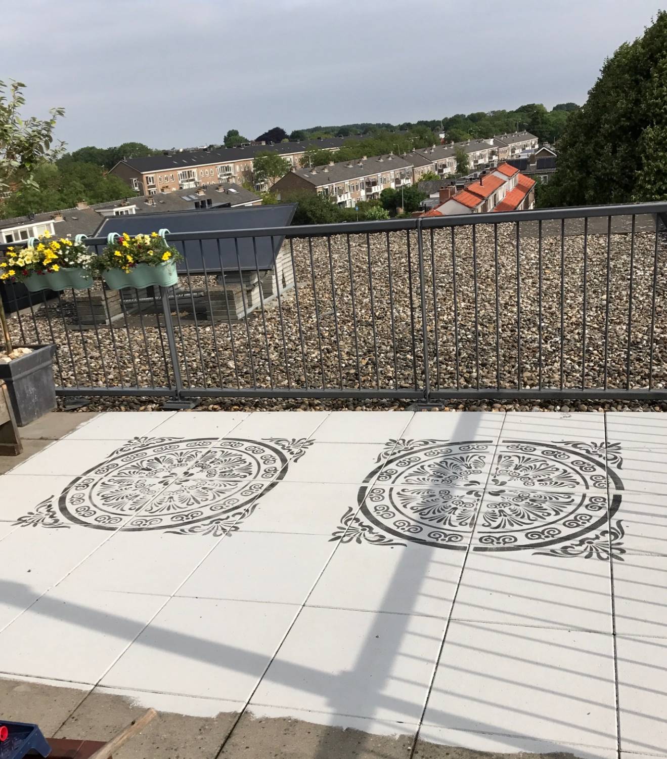 Terras met betontegels verven met Annie Sloan krijtverf