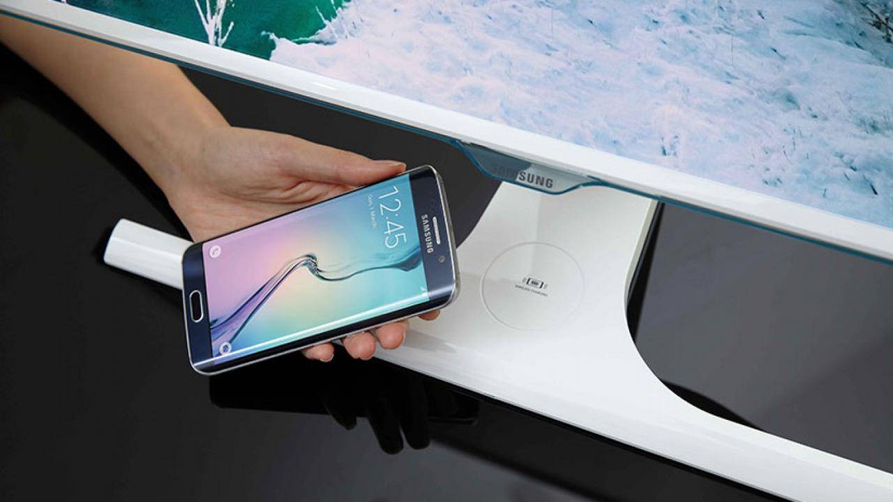 Samsung beeldscherm laadt telefoon draadloos op