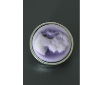 Paarse button met vrouwen hoofd Paarse button met vrouwen hoofd