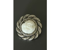 Zilverkleurige button met witte roos Zilverkleurige button met witte roos