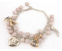 Kralen armband lila met strikjes en bedels Kralen armband lila met strikjes en bedels