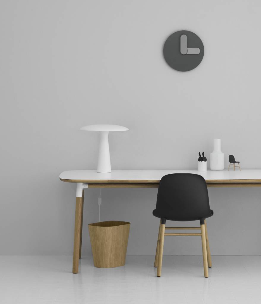 Normann copenhagen shelter tafellamp wit living and company Modern rekken wit