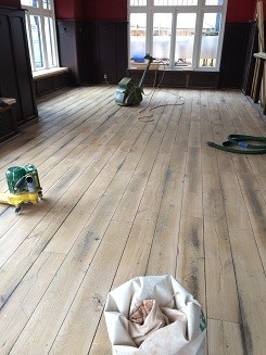 Grand Cafe Brand & Van Zanten (voorheen De Reiziger) in Driebergen, bestaande houten vloer schuren en oliën en bargedeelte voorzien van een nieuwe eiken houten vloer (3)