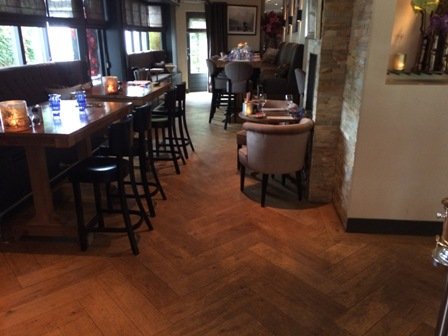 Restaurant Villa Zuid Oost te Driebergen bestaande visgraatvloer schuren, polijsten en oliën (20)