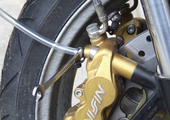 Wanneer remvloeistof vervangen motor