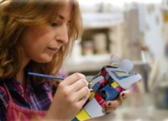 Diverse beschilderde beelden en sculpturen