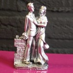 Beeldje liefde op muurtje Beeldje liefde op muurtje