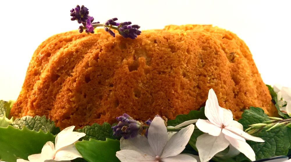 Polenta tulband cake met lavendel, rozenbottel en bloem decoratie (glutenvrij recept)
