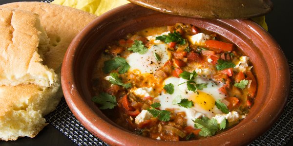 Noord-Afrikaanse en Midden-Oosterse Shakshuka met ei en tomaat