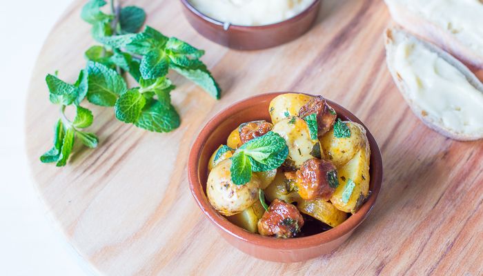 Voor op een tafel vol tapas: aardappelsalade met chorizo en verse munt