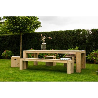"Hamar Garten" Tisch aus Bauholz mit Blockbeinen