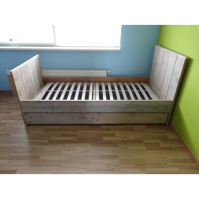 "Moland" Bett aus Bauholz