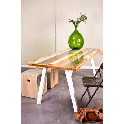 "Harstad" Tisch aus farbreichem recyceltem Holz mit Stahlbeinen