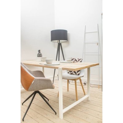 "Nordby" Tisch aus Bauholz mit schwebender Tischplatte und Stahlbeinen