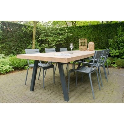 "Arendal Garten" Tisch aus Bauholz mit schrägen Beinen aus Stahl