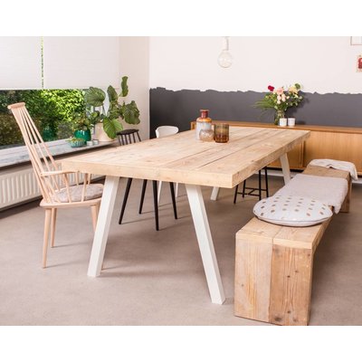 "Arendal" Tisch aus Bauholz mit schrägen Stahlbeinen
