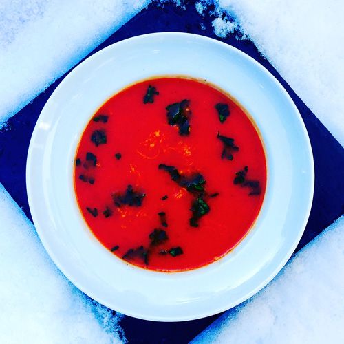 BLUTORANGEN-SUPPE MIT MÖHREN UND CAMU CAMU
