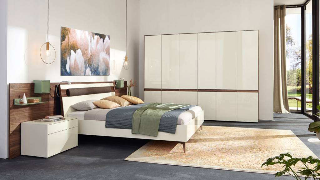 Hülsta lunis schlafzimmer 4 türig in lack weiss und kernnussbaum ...