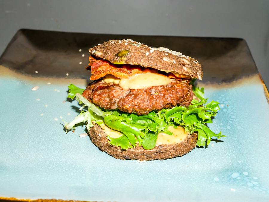 Paleo Straußen-Burger mit Paleo Burger Brötchen von Organic Workout