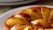Tarte Tatin van peer, rode wijn en kaneel