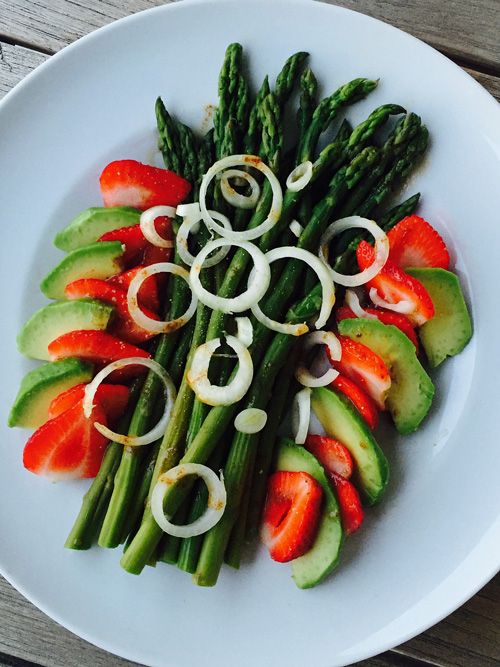 ERDBEER SPARGEL SALAT MIT SACHA INCHI DRESSING