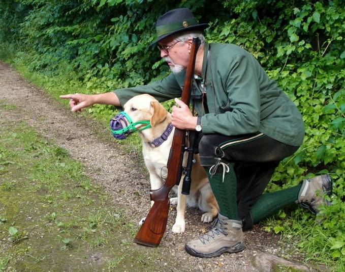 Wanderer, Hund und Jäger als Gegner?