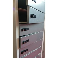 Vrijstaande locker, per vak één 220V en twee USB aansluitingen. Vakken afzonderlijk afsluitbaar met codeslot