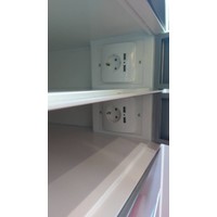 Vrijstaande locker, per vak één 220V en twee USB aansluitingen. Vakken afzonderlijk afsluitbaar met codeslot