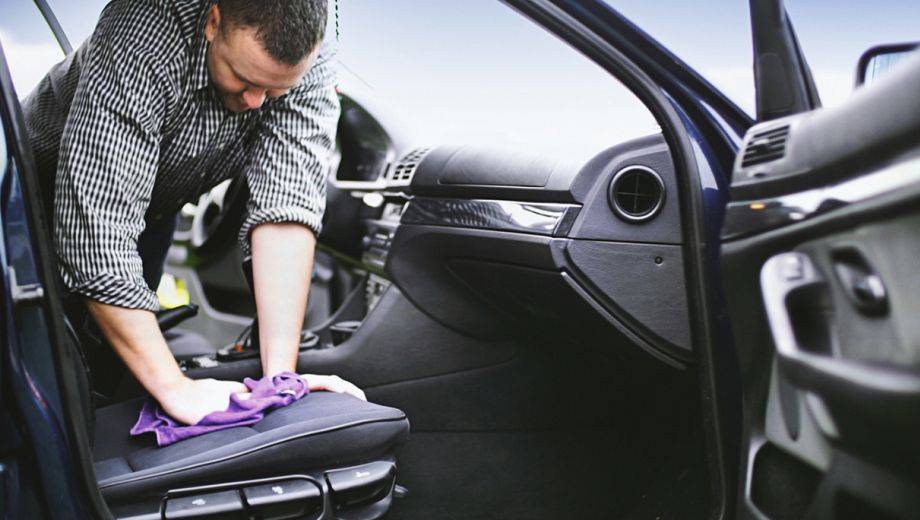 Zo gevaarlijk zijn de bacteriën in een vuile auto!
