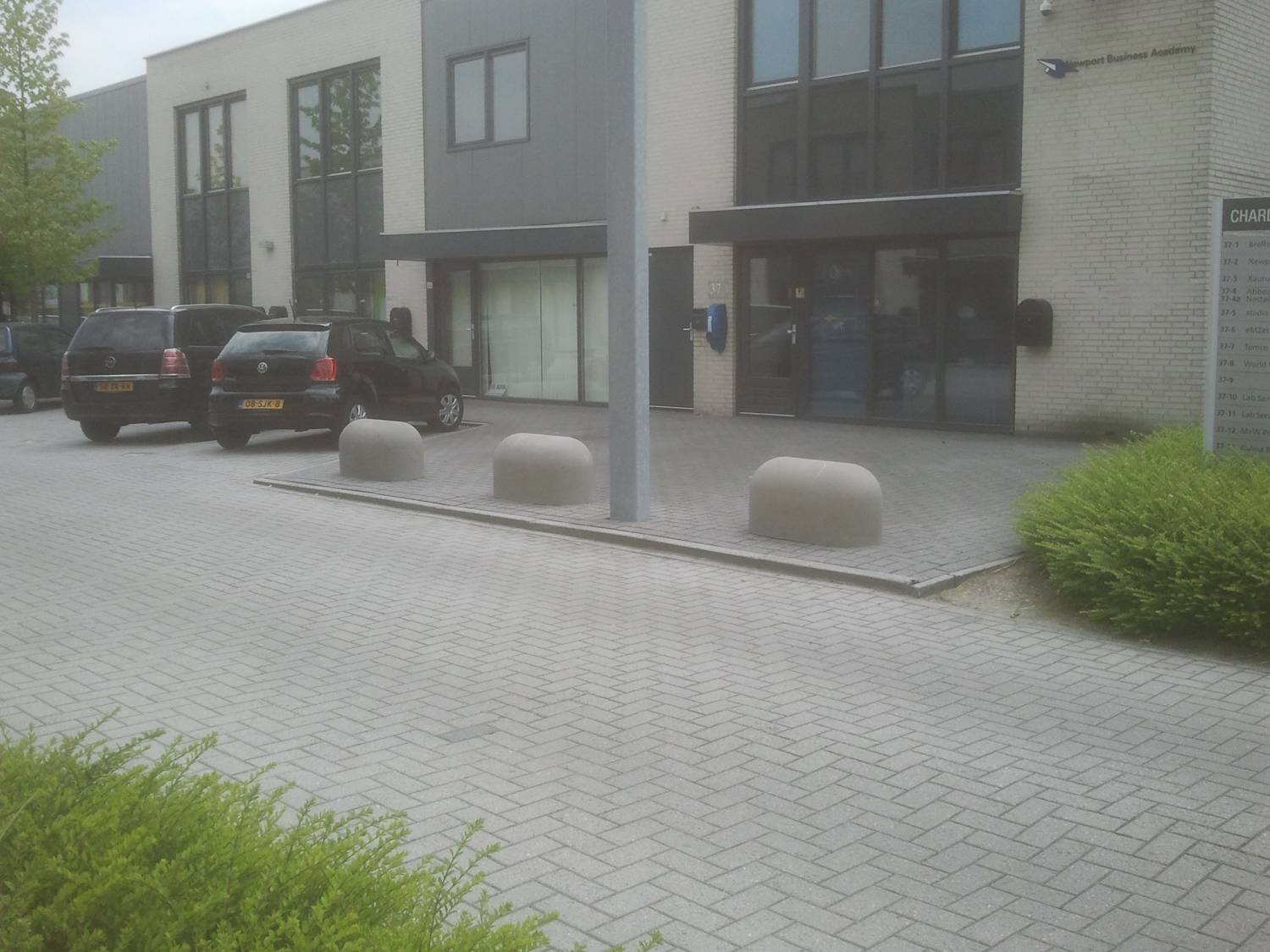 Jumboblokken voor antiparkeerbeleid