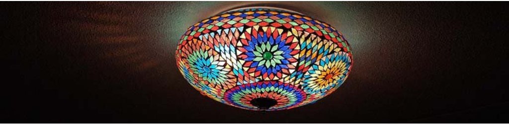 Plafonnieres in oosterse sfeer met glasmozaïek in kleurrijke designs.