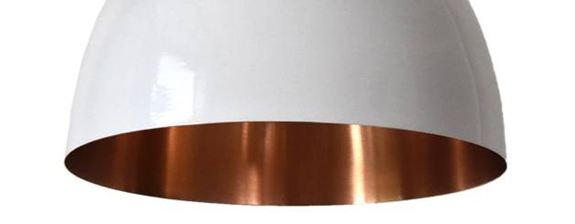 Metalen en koperen verlichting met hout