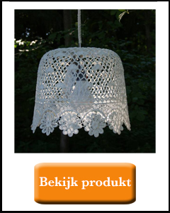 Buiten lampjes met plastic brocante stijl lampenkapjes