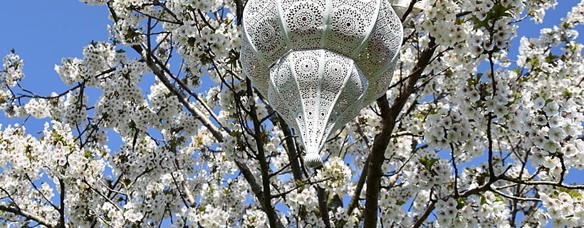Sfeervol buiten leven in de lente met kleurrijke tuinaccessoires.