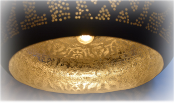 Open filigrain lamp met ouderwetse draadlamp