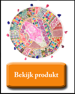 wit rond kussen met kleurrijke kwastjes
