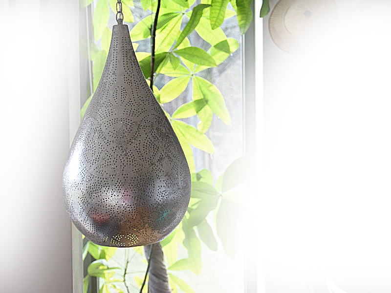 Druppel vorm filigrain hanglamp in hoekje van huiskamer