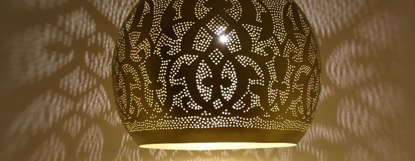 Super grote oosterse filigrain lamp in luxe messing kleur met prachtige lichteffecten.
