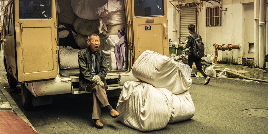 Man wacht op zijn vrachtje Shanghai