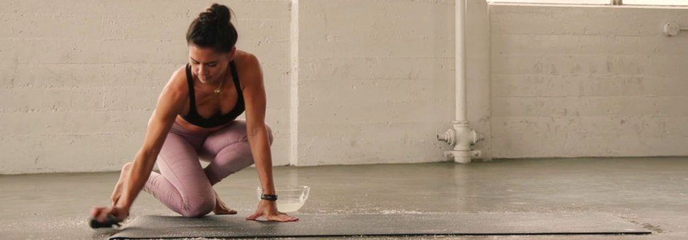Een nieuwe PVC yoga mat sneller stroef maken