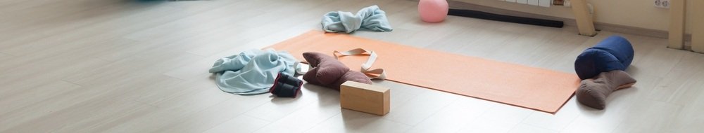 Gebruiken van diverse yoga accessoires